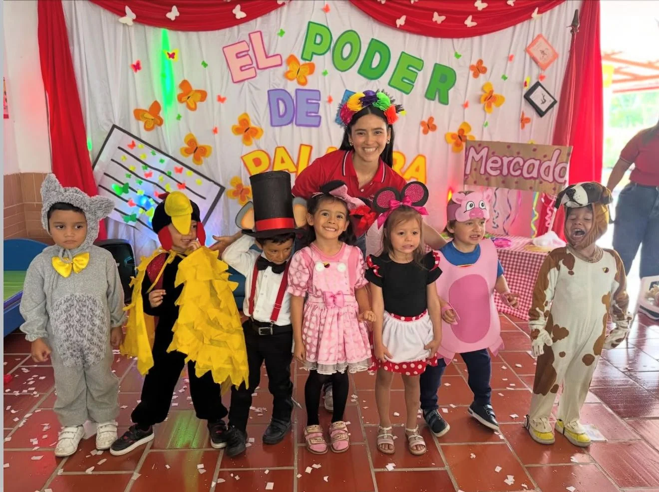 Estudiantes con personajes y materiales de una actividad creativa