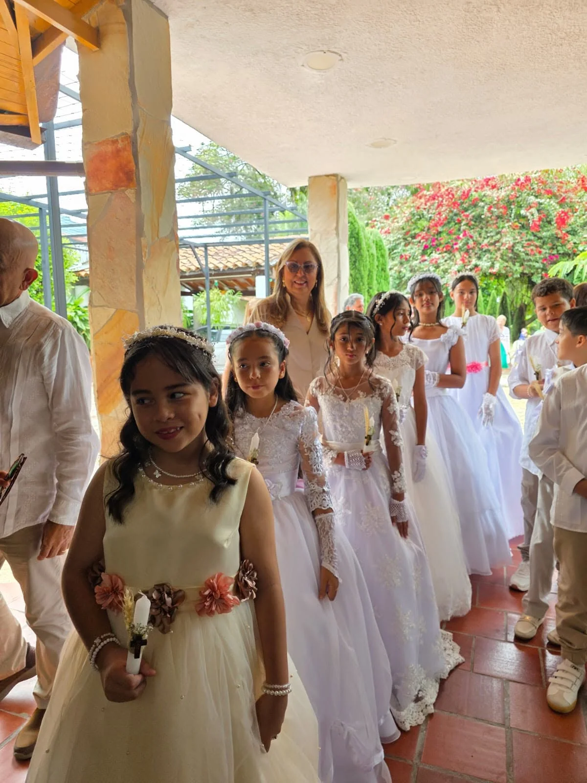 Entrada de estudiantes a una celebración de Primera Comunión.