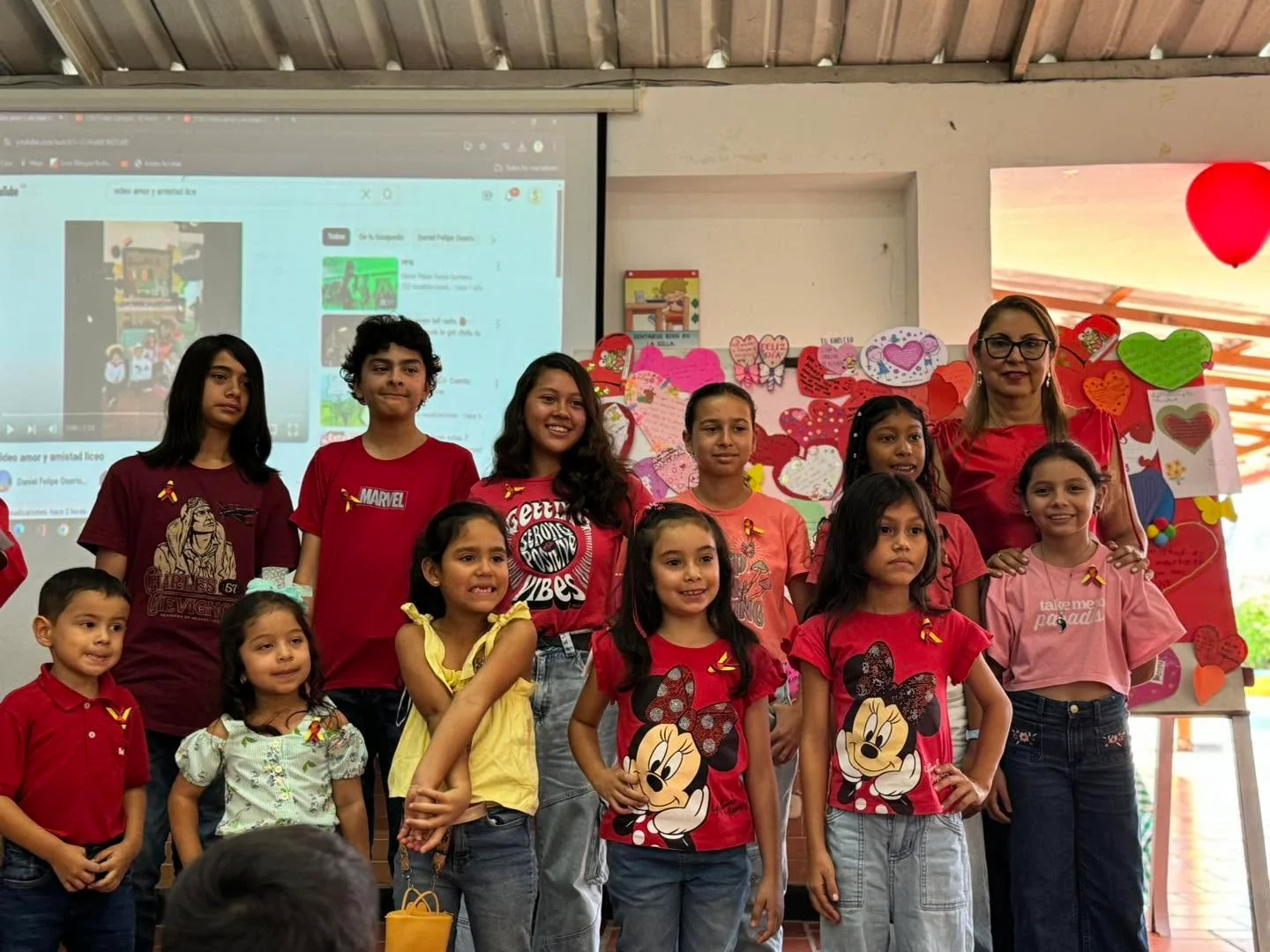 Grupo escolar comparte una actividad institucional.