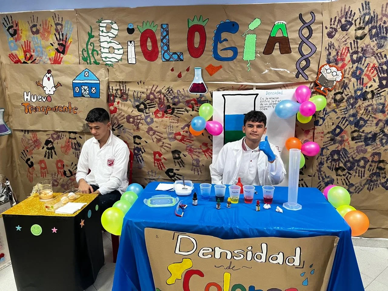 Mesa de experiencias de biología y densidad en una Jornada Científica de Barrancabermeja.
