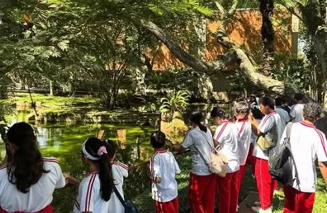 Estudiantes del Liceo participando en una experiencia de exploración