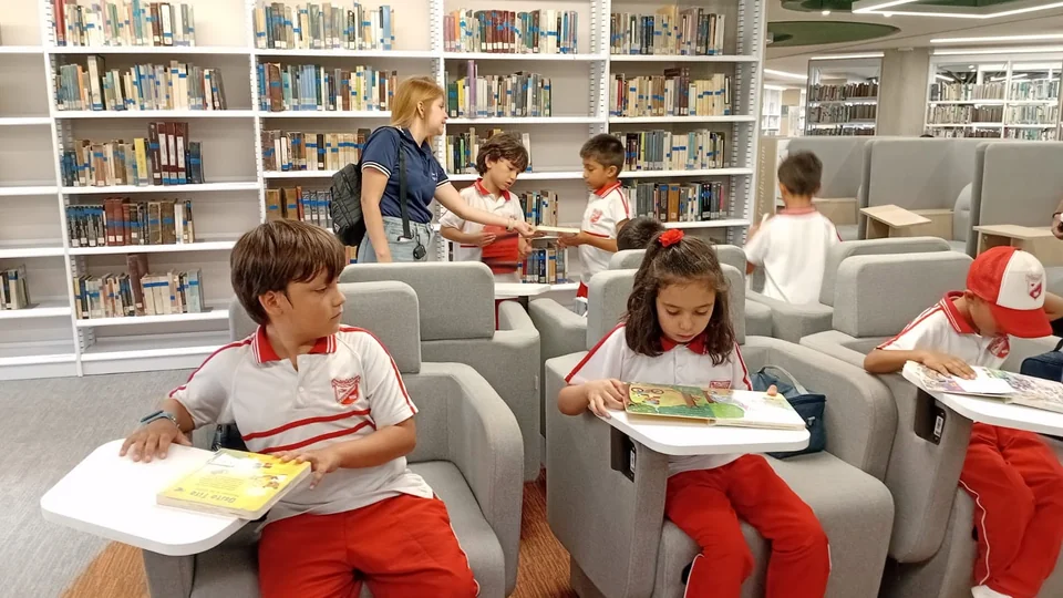 Lectura durante una salida pedagógica, fuera del campus