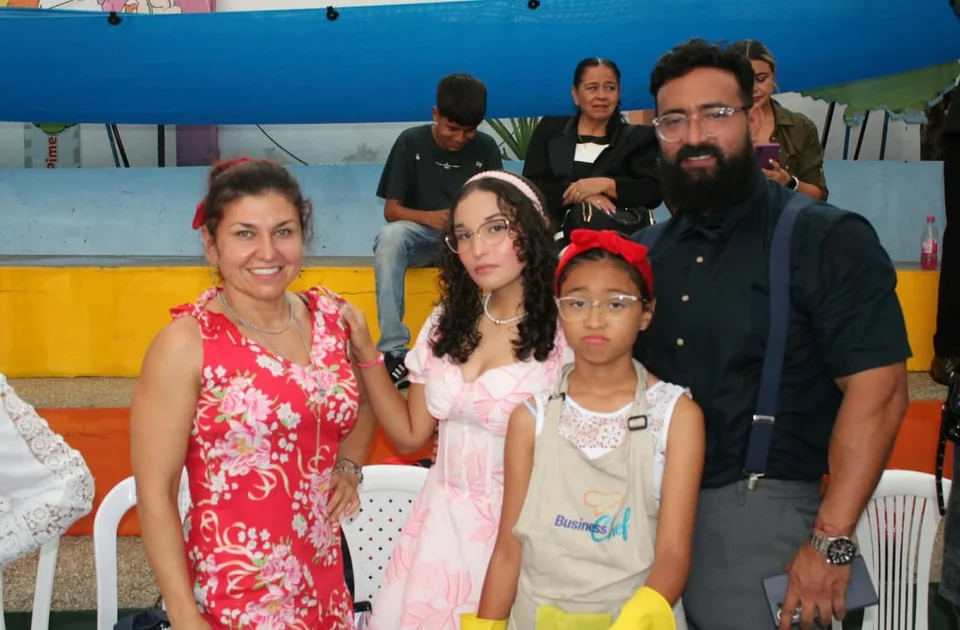 Familia participante en una actividad del colegio