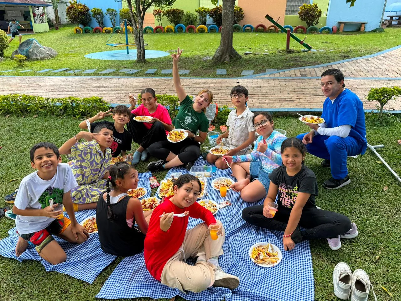 Grupo de estudiantes y docente compartiendo al aire libre